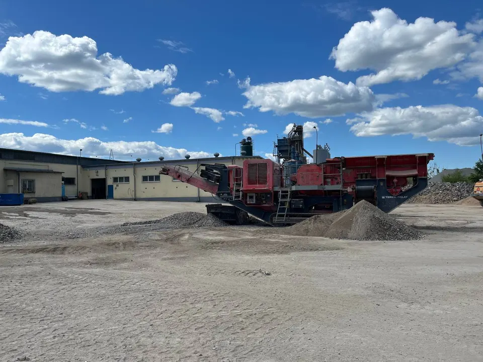 Mobilna kruszarka Terex Finlay i hałdy kruszywa na placu RC-TRANS