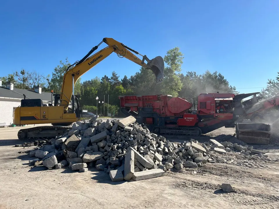 Koparka LiuGong podająca gruz betonowy do mobilnej kruszarki Terex Finlay