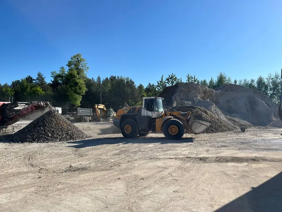 Ładowarka Liebherr 566 na placu z hałdami kruszywa i kruszarką