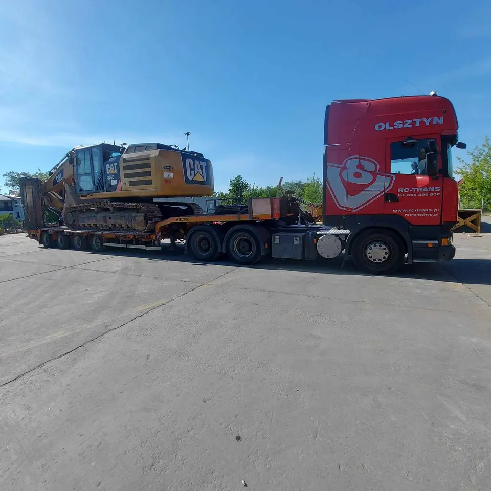Scania z naczepą niskopodwoziową transportująca koparkę gąsienicową CAT 336E