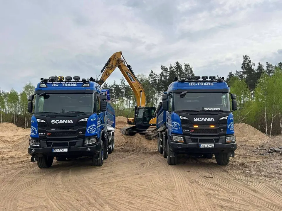 Dwie wywrotki Scania XT w barwach RC-TRANS i koparka gąsienicowa SANY na wyrobisku piasku